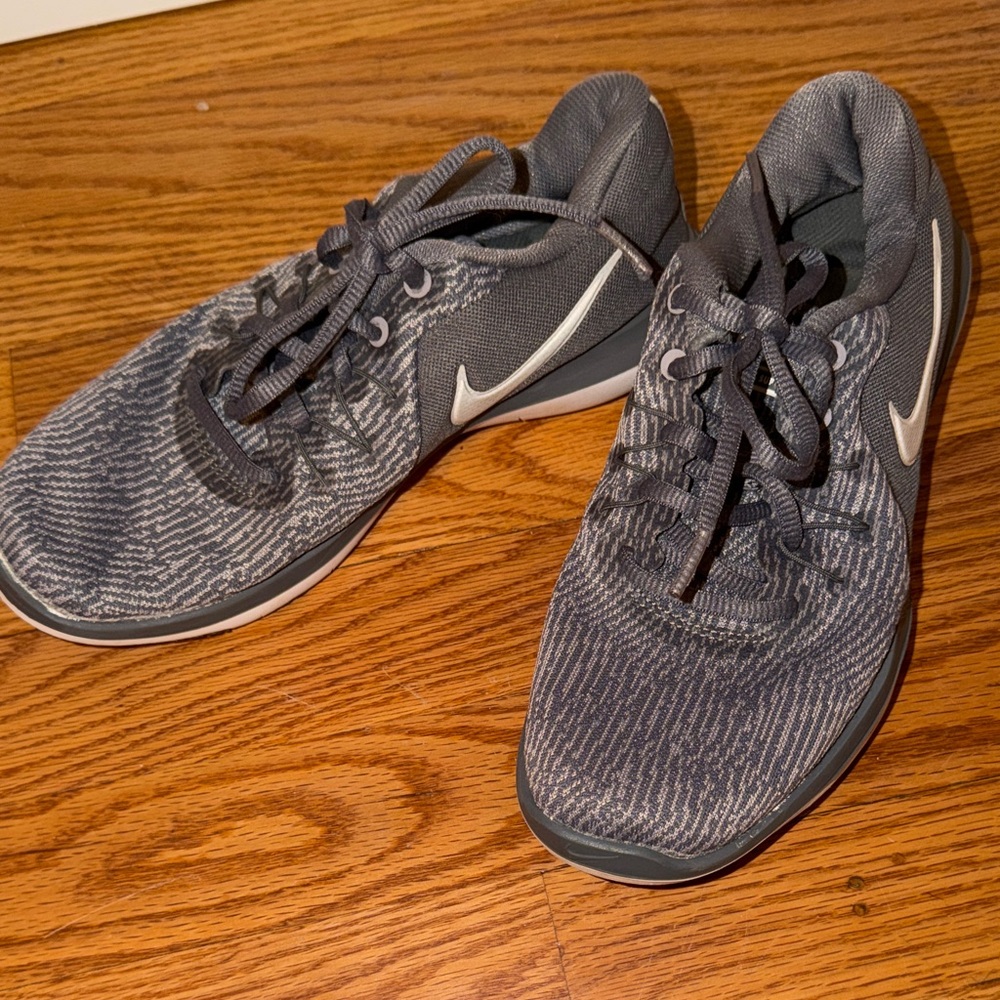 Nike women’s Dark Gray Knit Trainer Sneakers